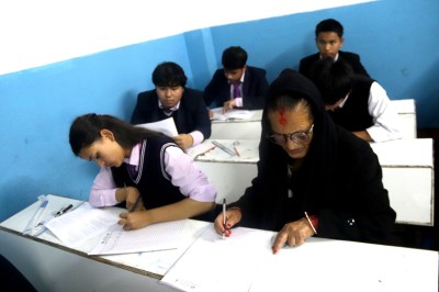  कक्षा १२ को परीक्षा दिँदै ७३ वर्षीया खनाल 